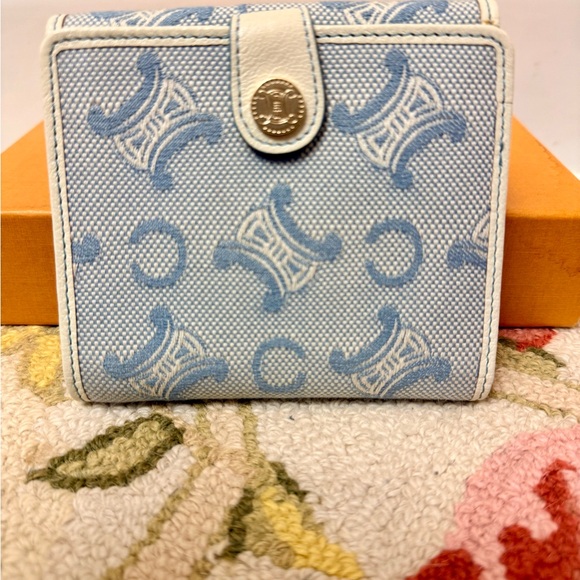CELINE Vintage Trifold Triomphe Compact Wallet in LTE Blue/White Leather/Canvas - Picture 2 of 15